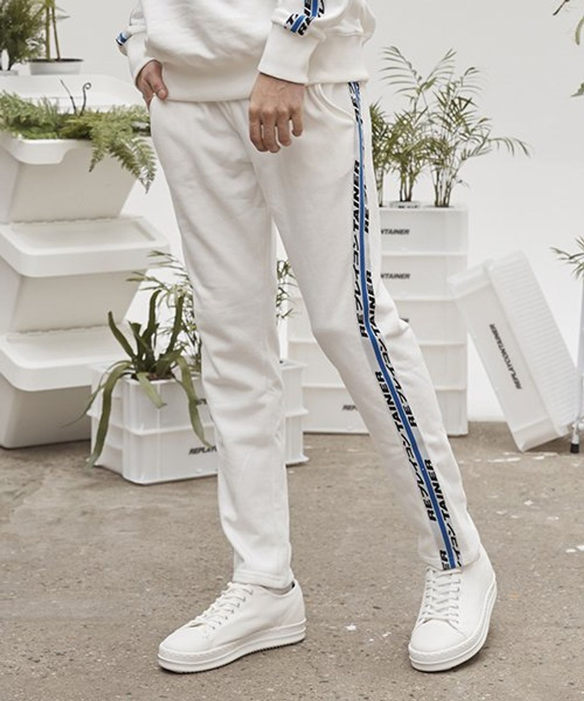 리플레이컨테이너(REPLAY CONTAINER) retainer tape sweat pants (ivory)