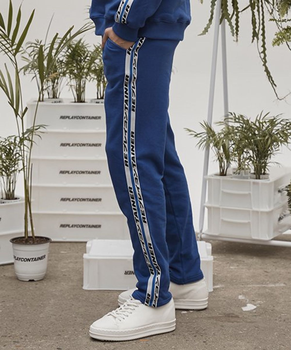 리플레이컨테이너(REPLAY CONTAINER) retainer tape sweat pants (cobalt blue)