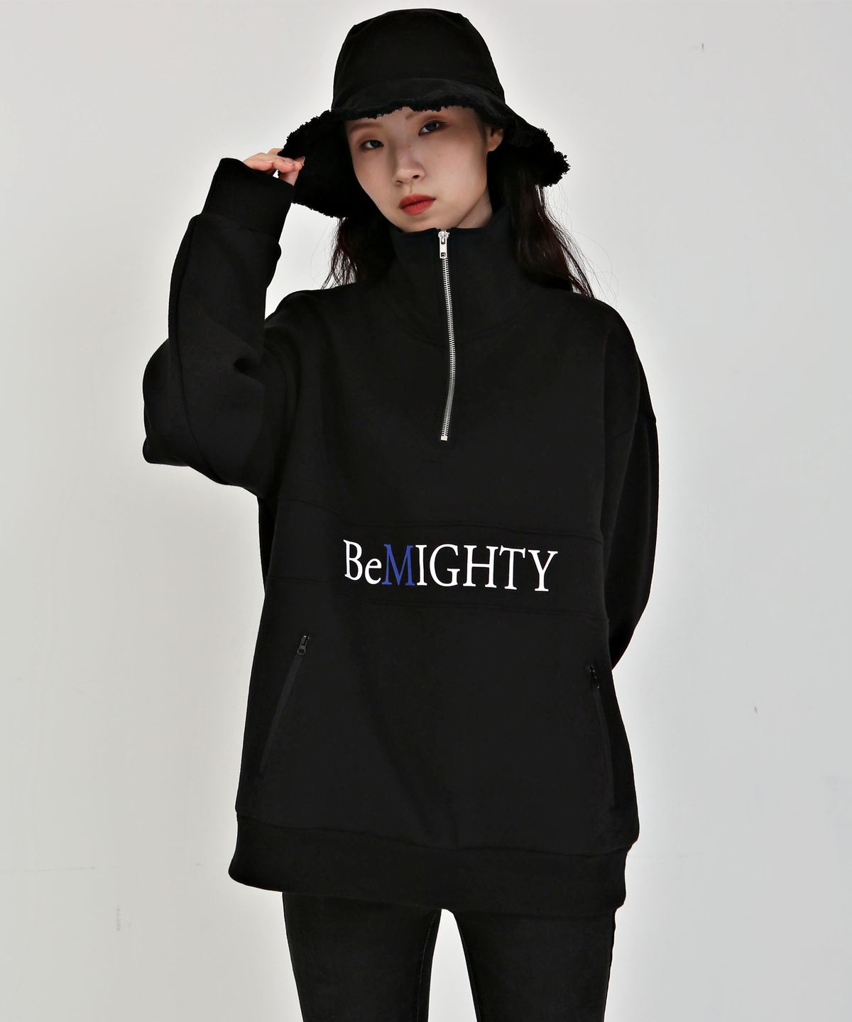 비마이티(BEMIGHTY) 반집업 아노락 오버핏 기모 맨투맨 블랙