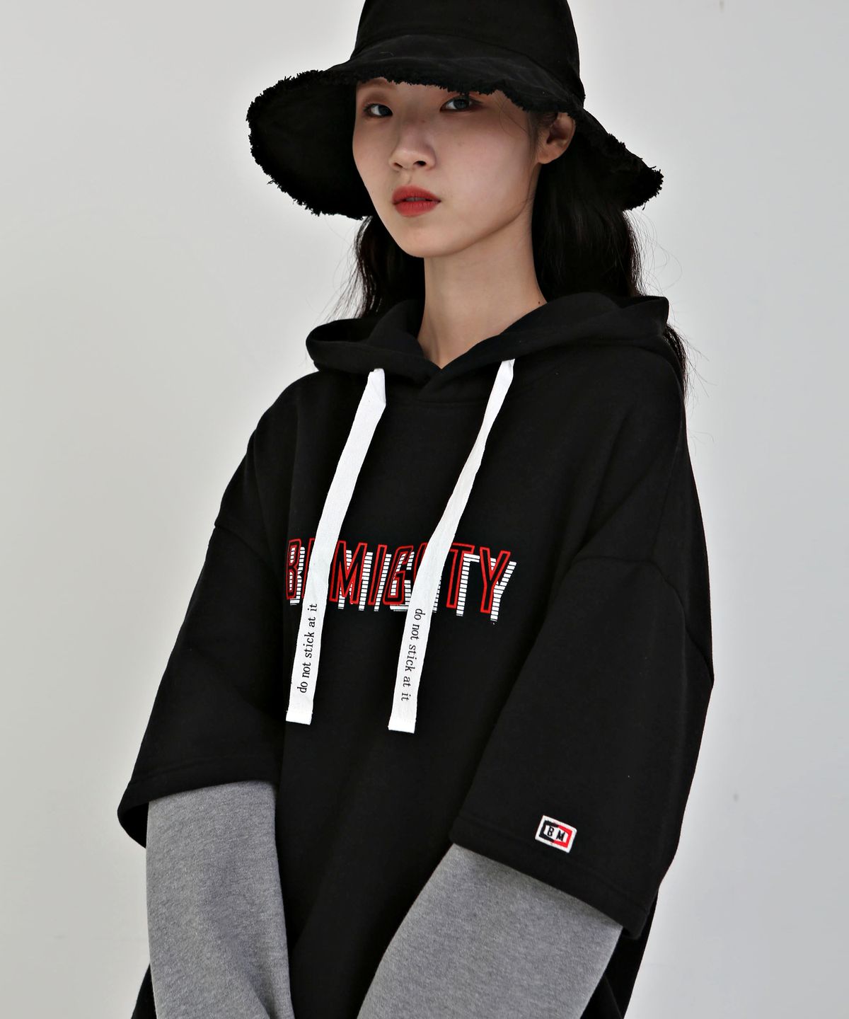 비마이티(BEMIGHTY) 소매 레이어드 오버핏 기모 후드티 블랙