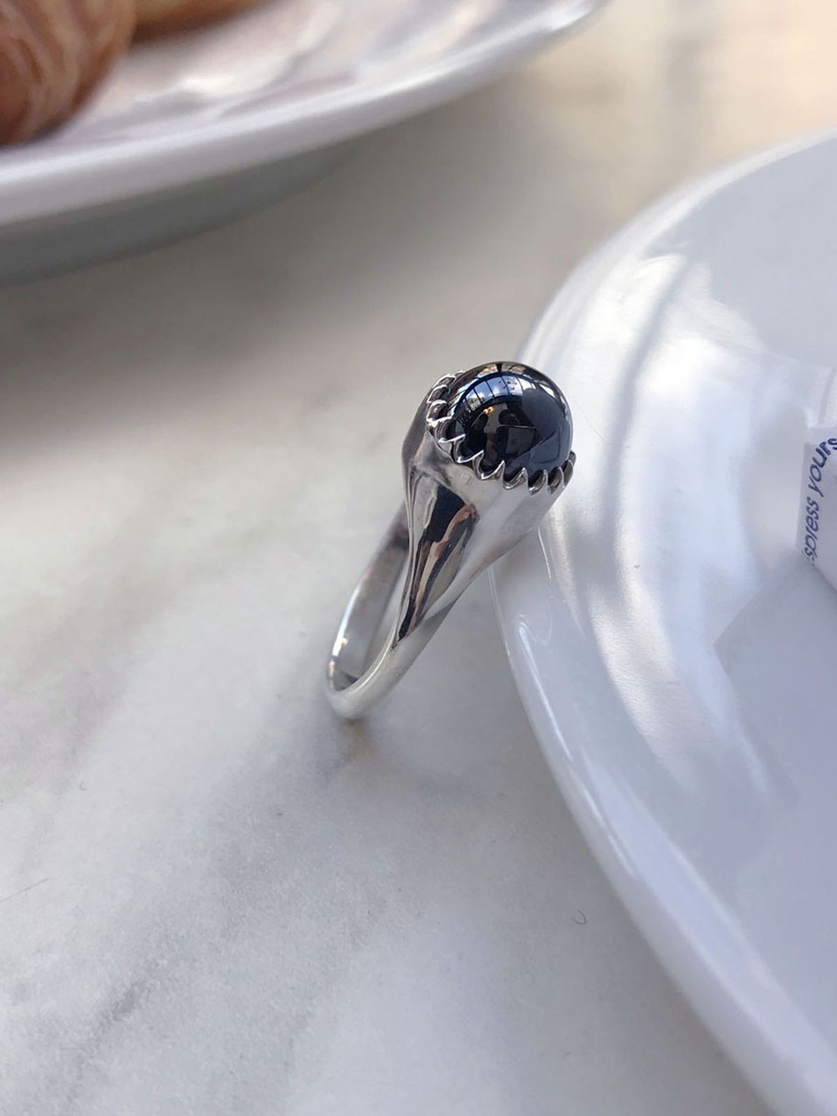 마호가니(MAHOGANI) SURROUNDED WITH TEETH RING
