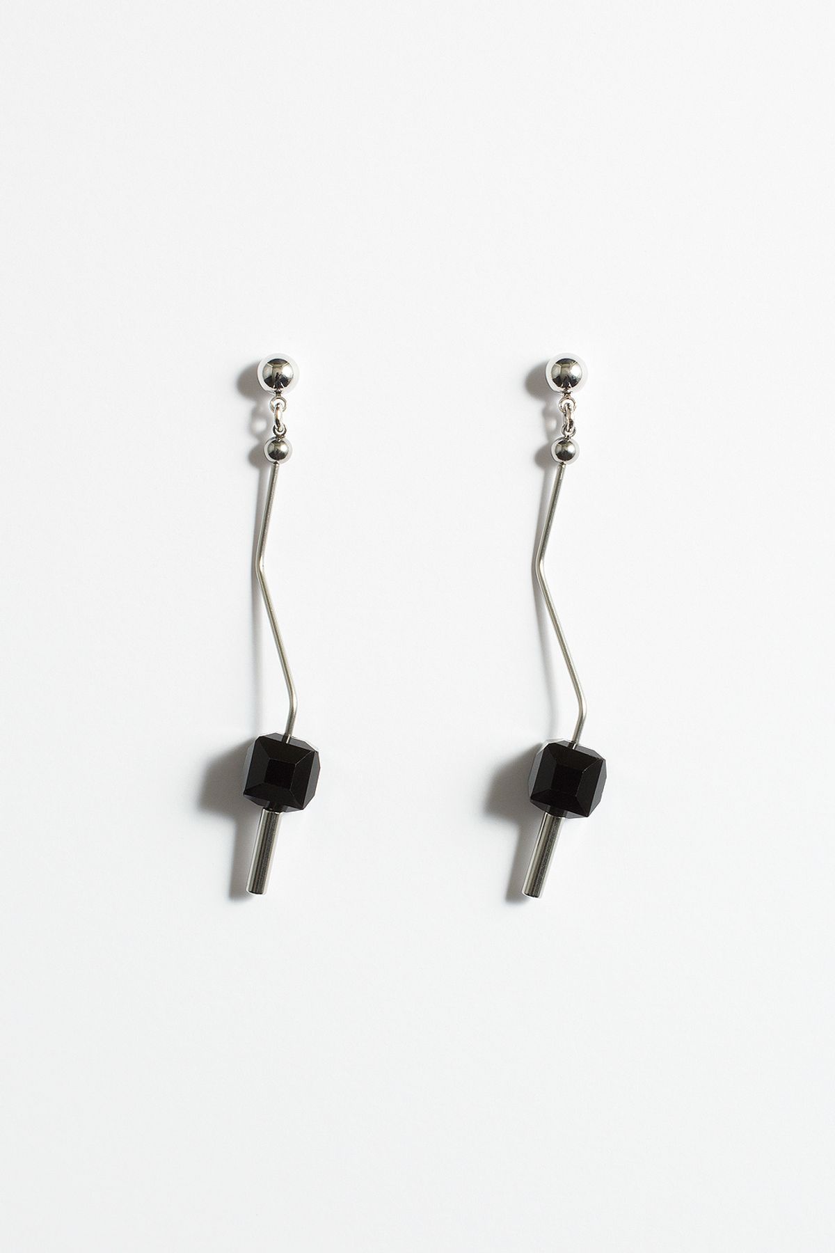 모드곤(MODGONE) 모드곤 Black ice cube earring