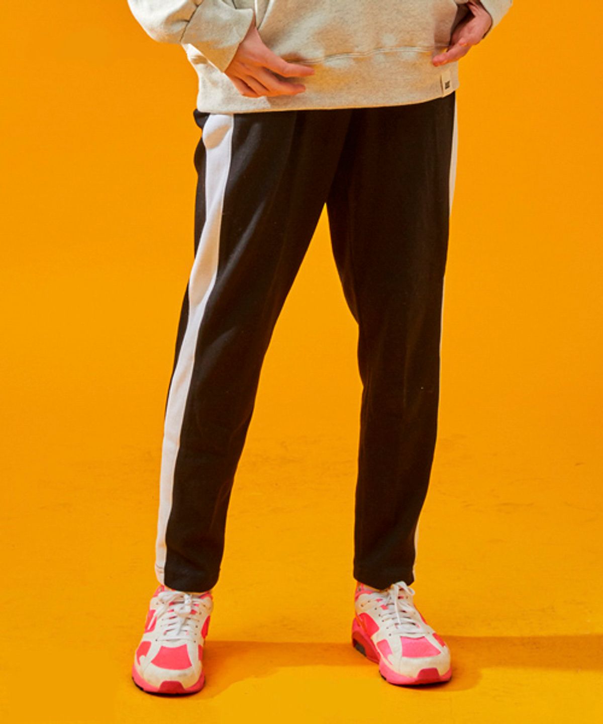 유니어패럴(UNI APPAREL) 라인 트랙팬츠 블랙