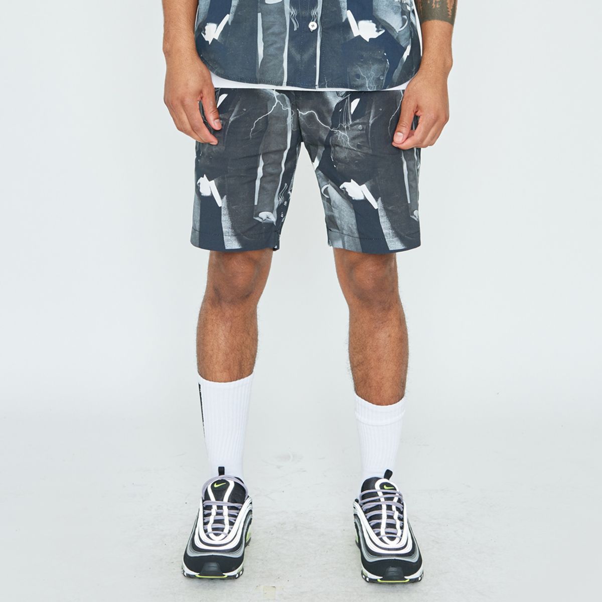 아임낫어휴먼비잉(I AM NOT A HUMAN BEING) MADNESS PRINT SHORTS - BLACK