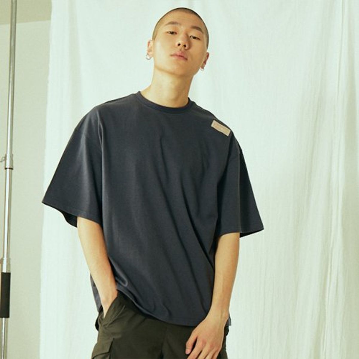 블레디션(BLEDITION) 오버핏 백 포인트 슬리브 티셔츠 네이비