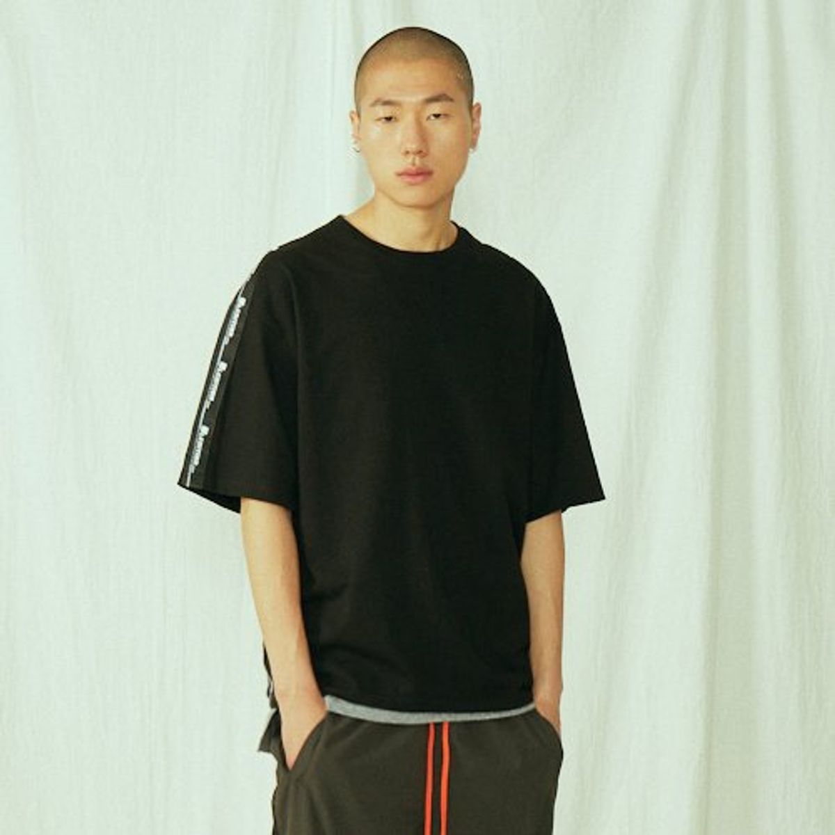 블레디션(BLEDITION) 오버핏 라벨 테이핑 슬리브 티셔츠 블랙