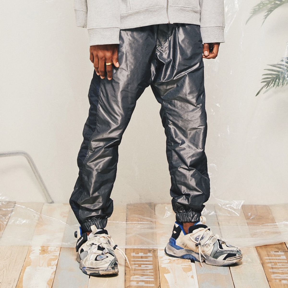 알엔오티(RNOT) OVERSIZED TRACK PANTS
