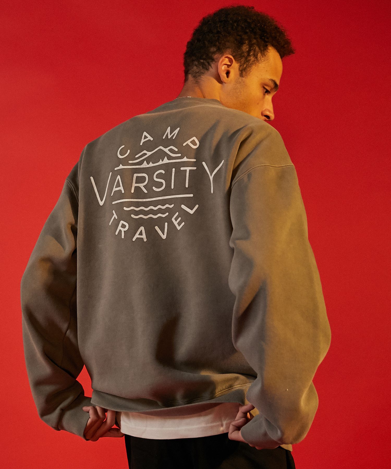 【TRAVEL】★チャウヌ着用★ camp varsity pigment sweatshirt MUSINSA公式 | TRAVEL CAMP VARSITY PIGMENT SWEATSHIRT LIGHT GRAY