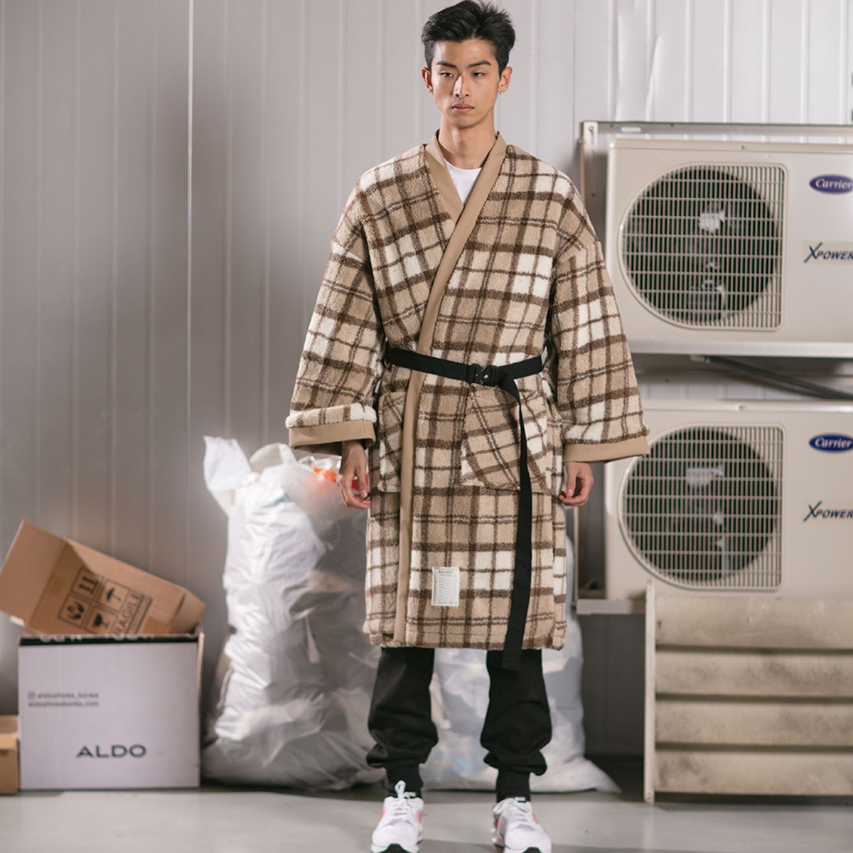 발란트(BALANT) 오리지널 오버 벨트 플리스 로브 브라운타입