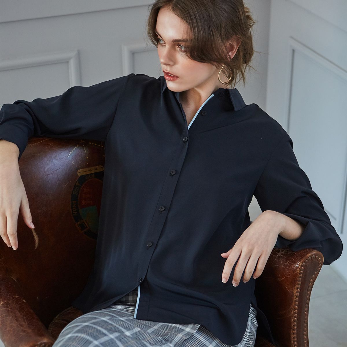 핀블랙(PINBLACK) COLOR BLOCKS SILKY BLOUSE NAVY