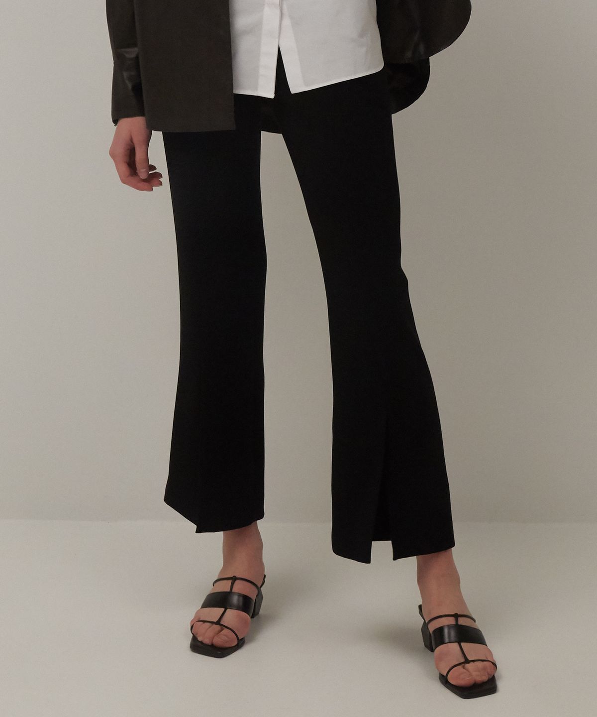 뮤게(MUGUET) FRONT SLIT PANTS ( NAVY / BLACK)