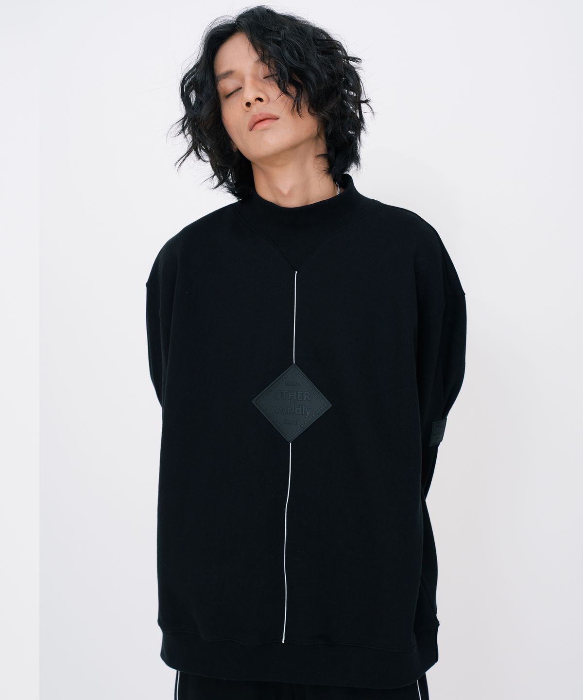 아더월들리(OTHER-worldly) 스퀘어 포인트 스웨트셔츠 [블랙]