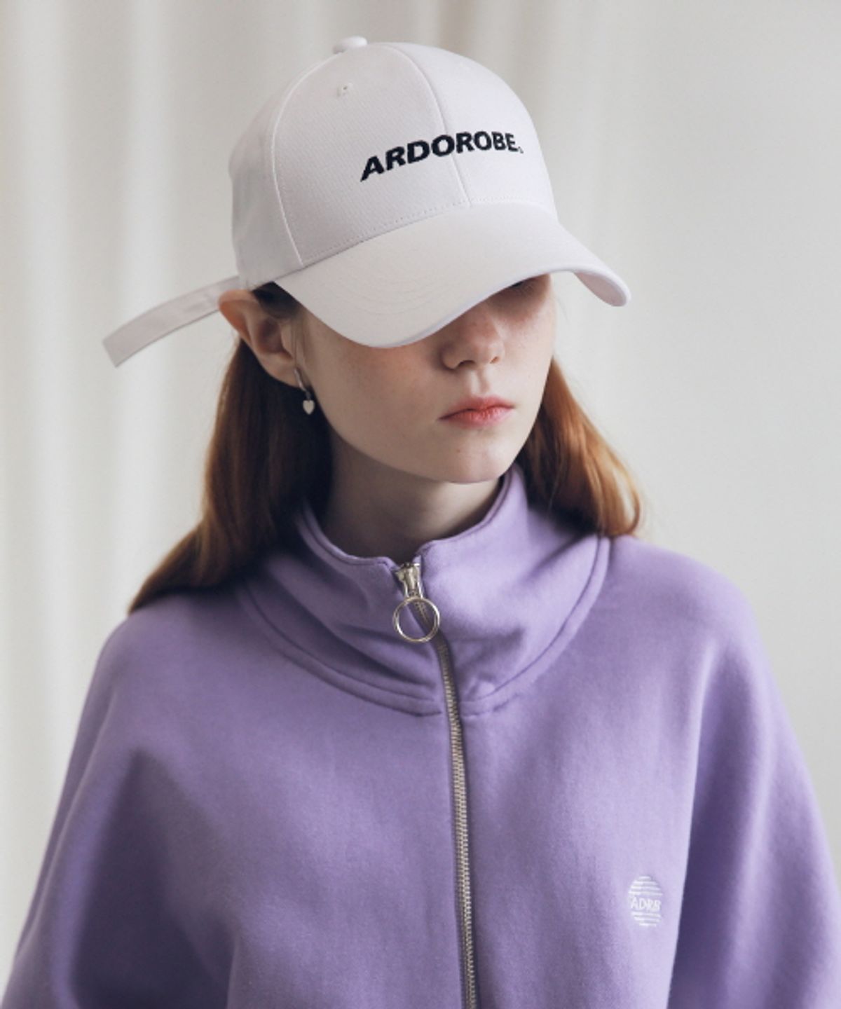 아더로브(ARDOROBE) 로고 자수 볼캡 AAC191001-WT