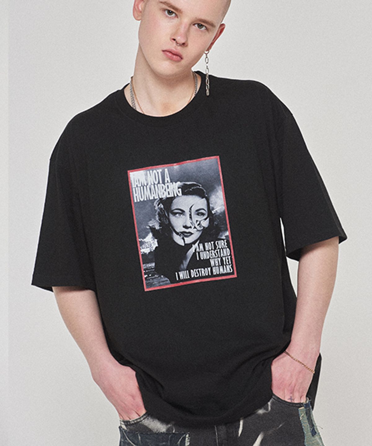아임낫어휴먼비잉(I AM NOT A HUMAN BEING) Magazine Tee - BLACK