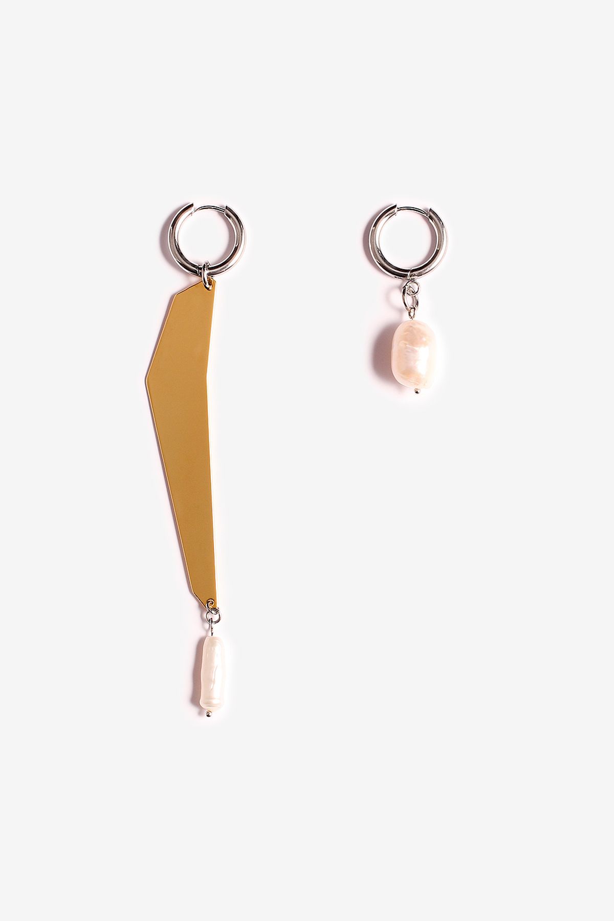 모드곤(MODGONE) The tip of a golden iceberg & pearl earring