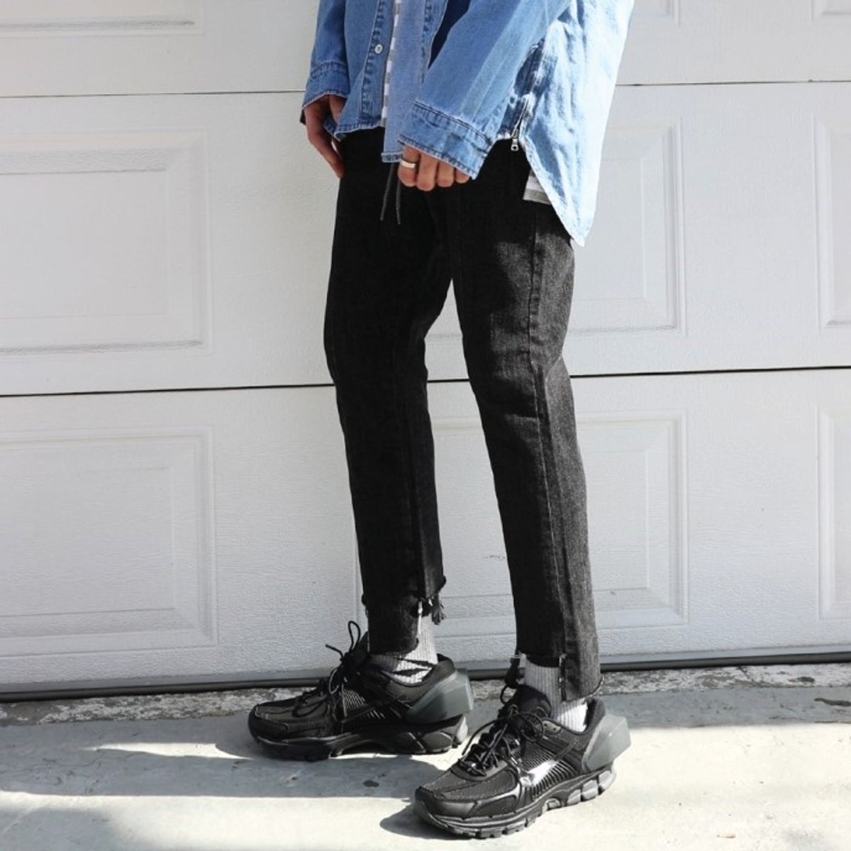 라울(LAUL) CROP JEAN CARBON BLACK  9부 크롭진 흑청