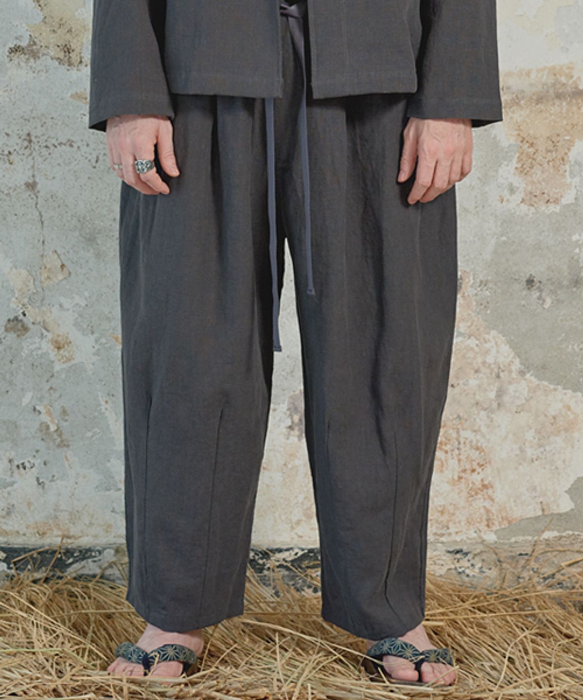 스미스아머(SMITHARMOR) SA 투턱 린넨 와이드 팬츠_차콜