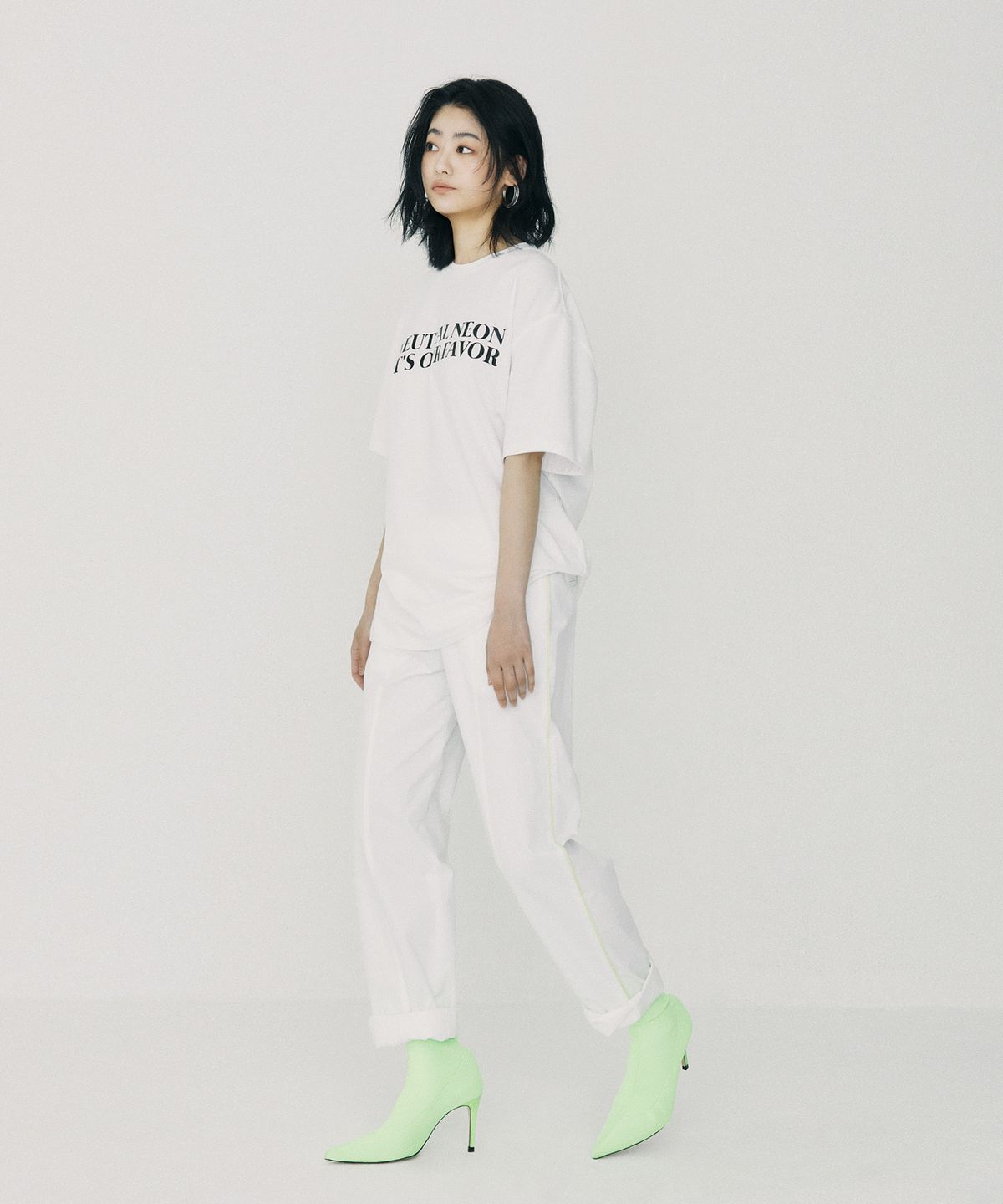 온느(ONNE) Line Colored Slim Baggy Pants White