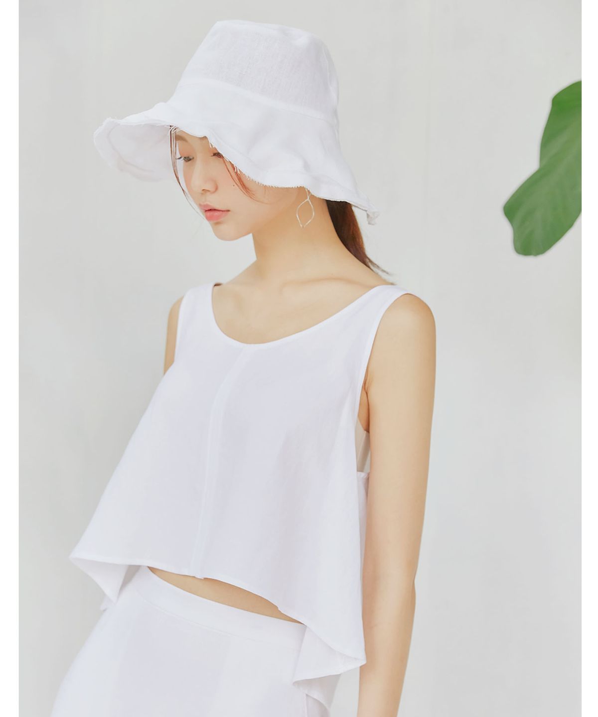 렉시스(LEXIS) 린넨 나시 언발란스 크롭 [화이트]