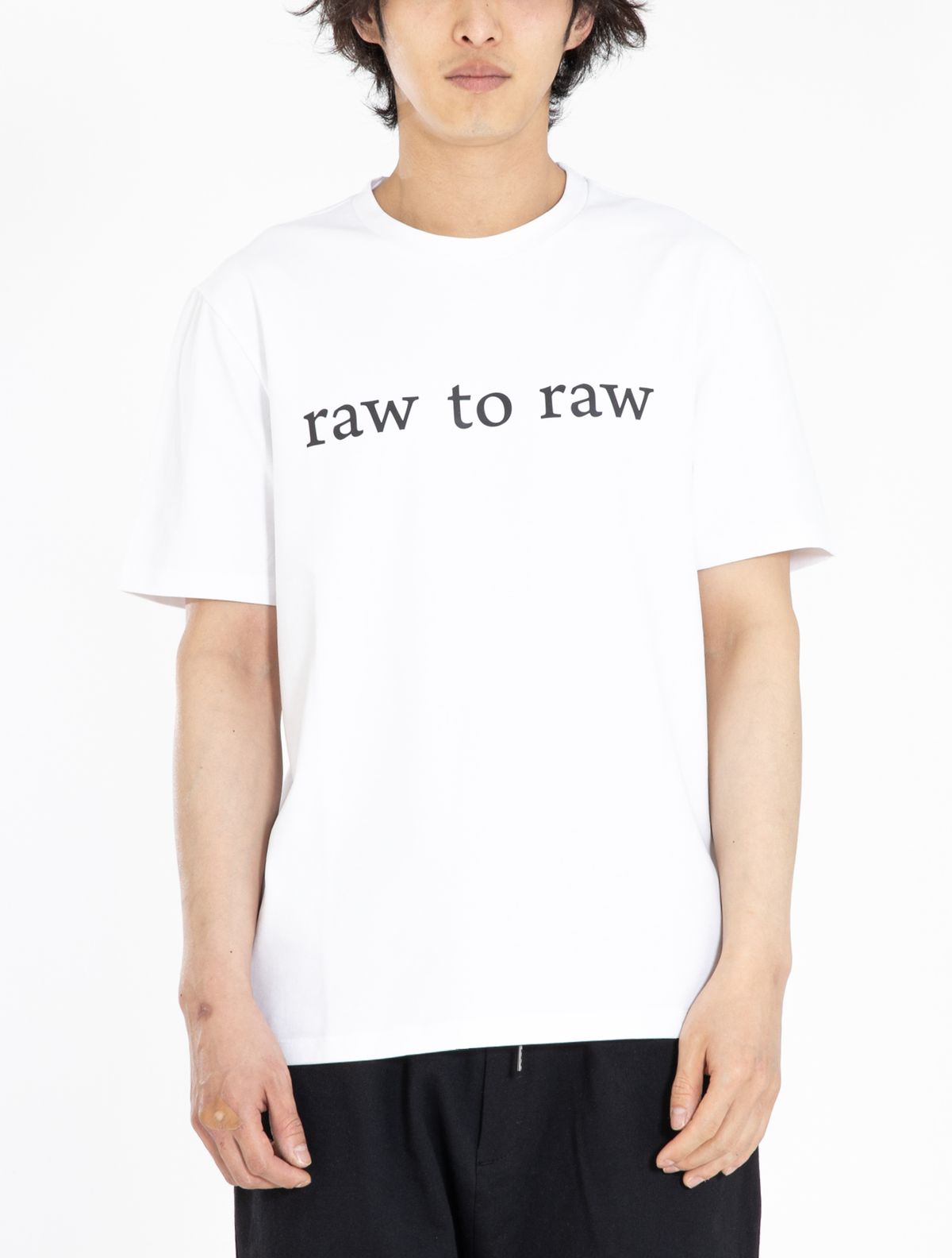 로우 투 로우(RAW TO RAW) MRT013B 로고 슬림 티 (화이트)