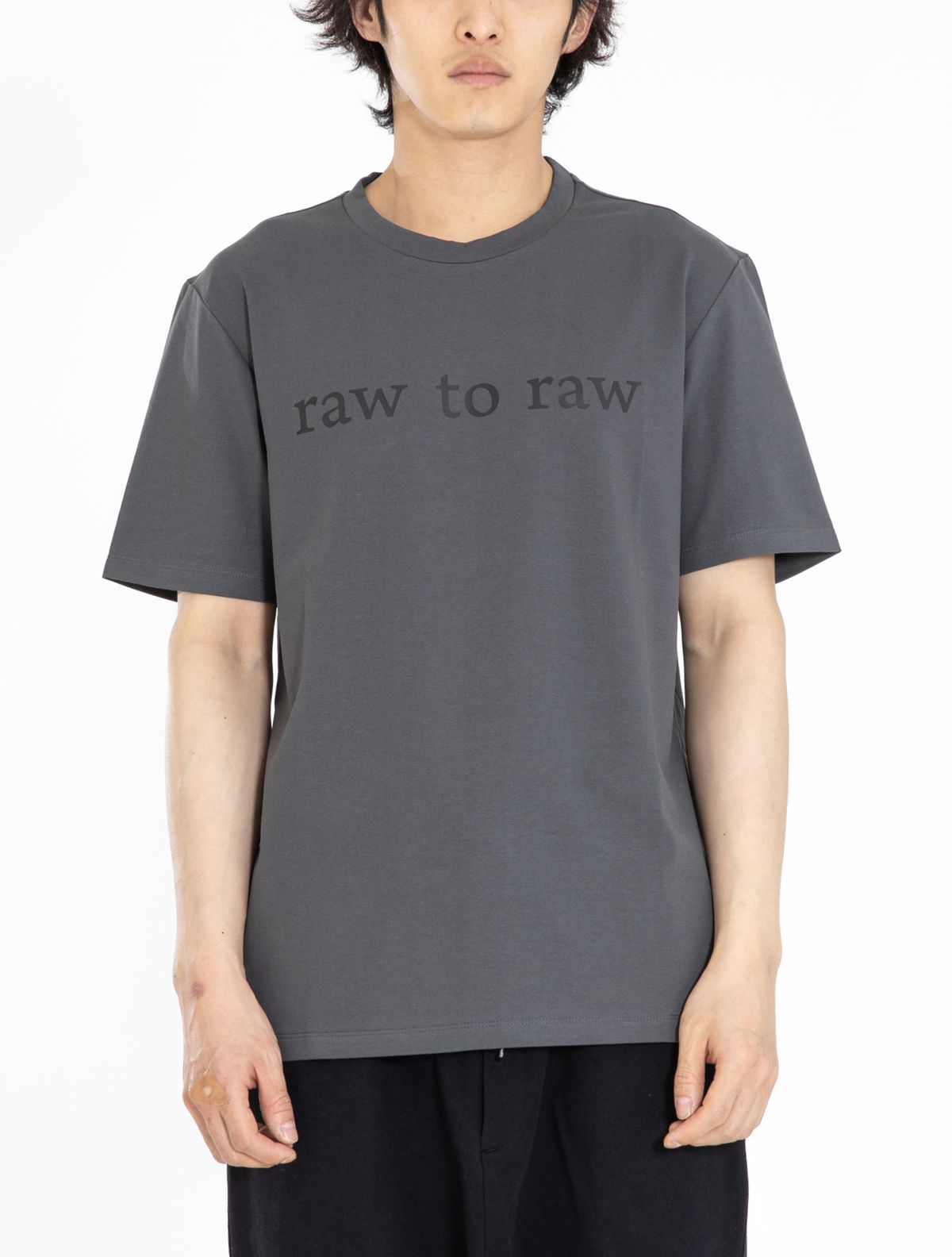 로우 투 로우(RAW TO RAW) MRT013B 로고 슬림 티 (어반그레이)