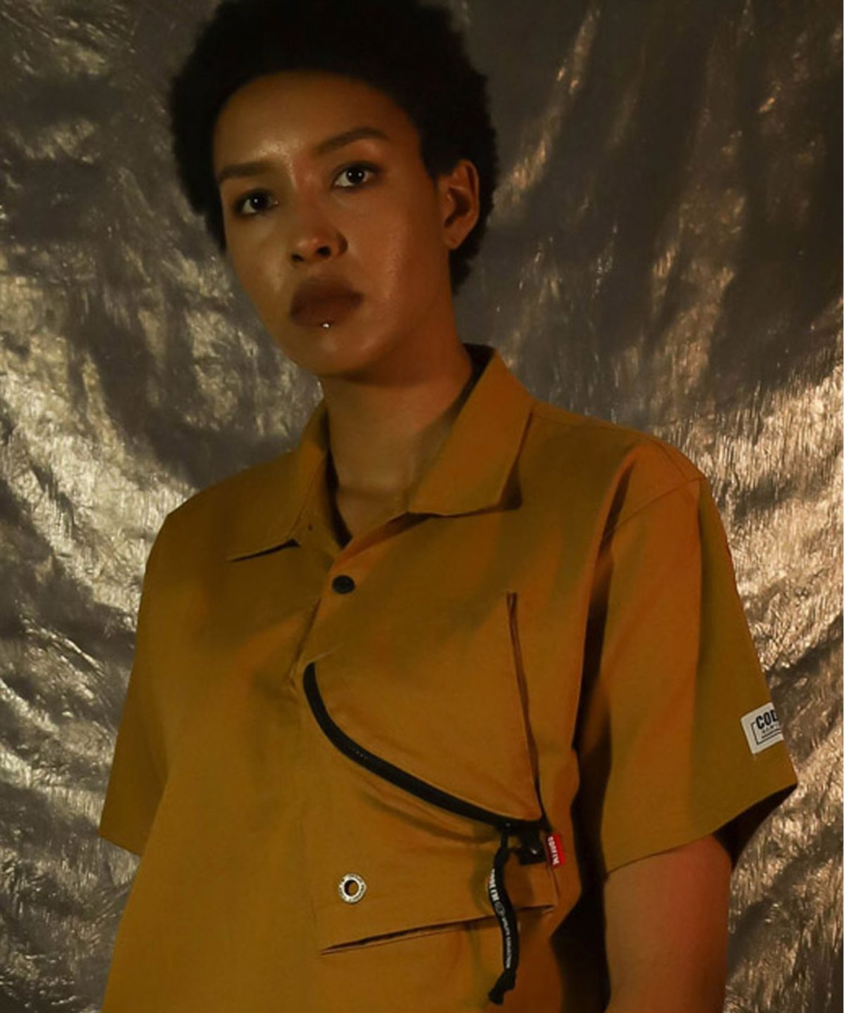 코드아이엠(CODE I'M) 유틸리티 지퍼 포켓 루즈핏 반팔 카라티 머스타드