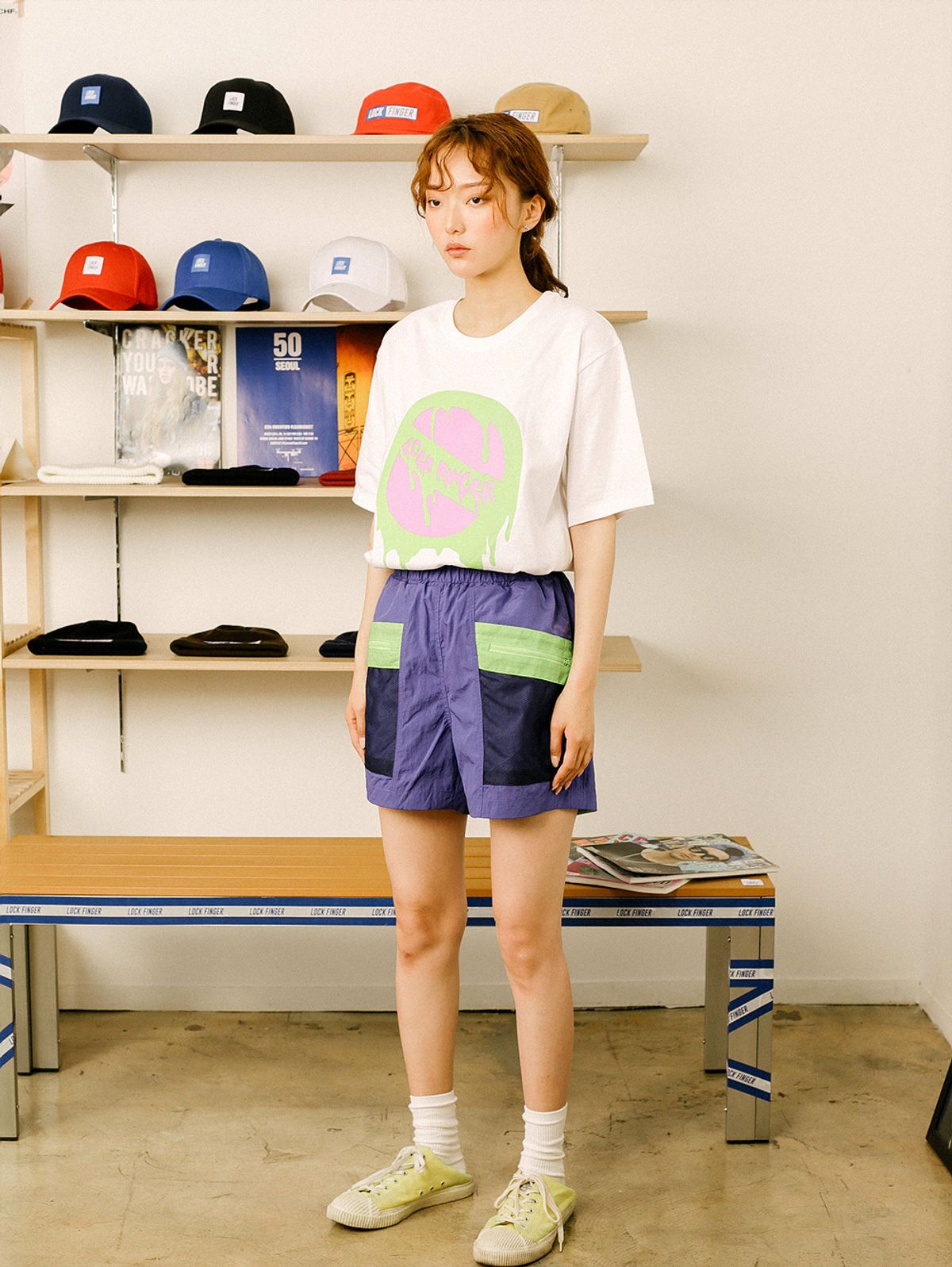 락핑거(LOCK FINGER) 사인 그래픽 티 [ White/Green Pink ]