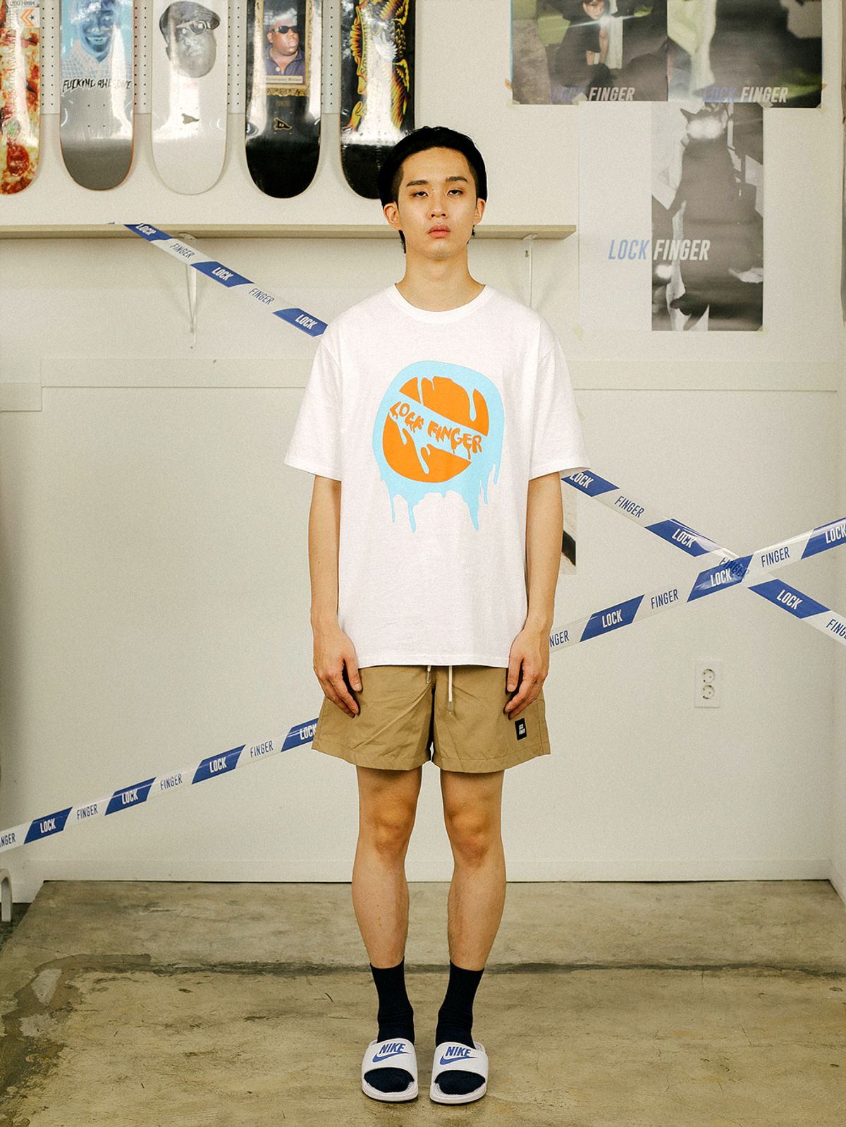 락핑거(LOCK FINGER) 사인 그래픽 티 [ White/Sky-blue Orange ]