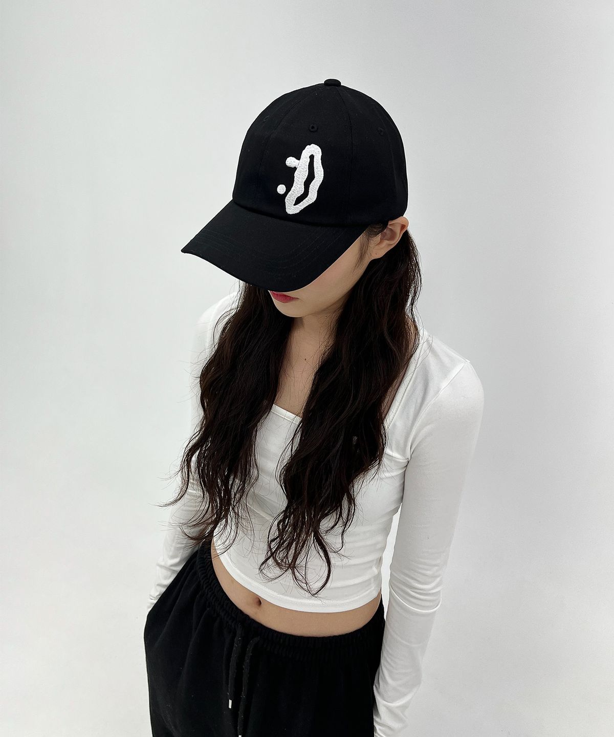 디쏘에이치(D.XO.H) 스마일 빅 로고 캡 [블랙]