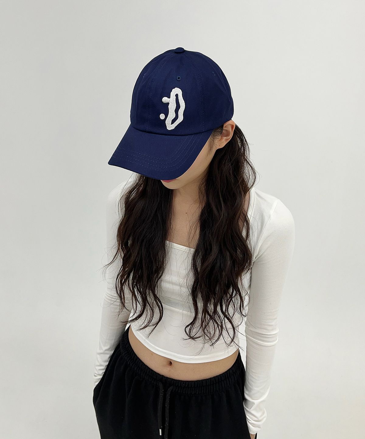 디쏘에이치(D.XO.H) 스마일 빅 로고 캡 [네이비]