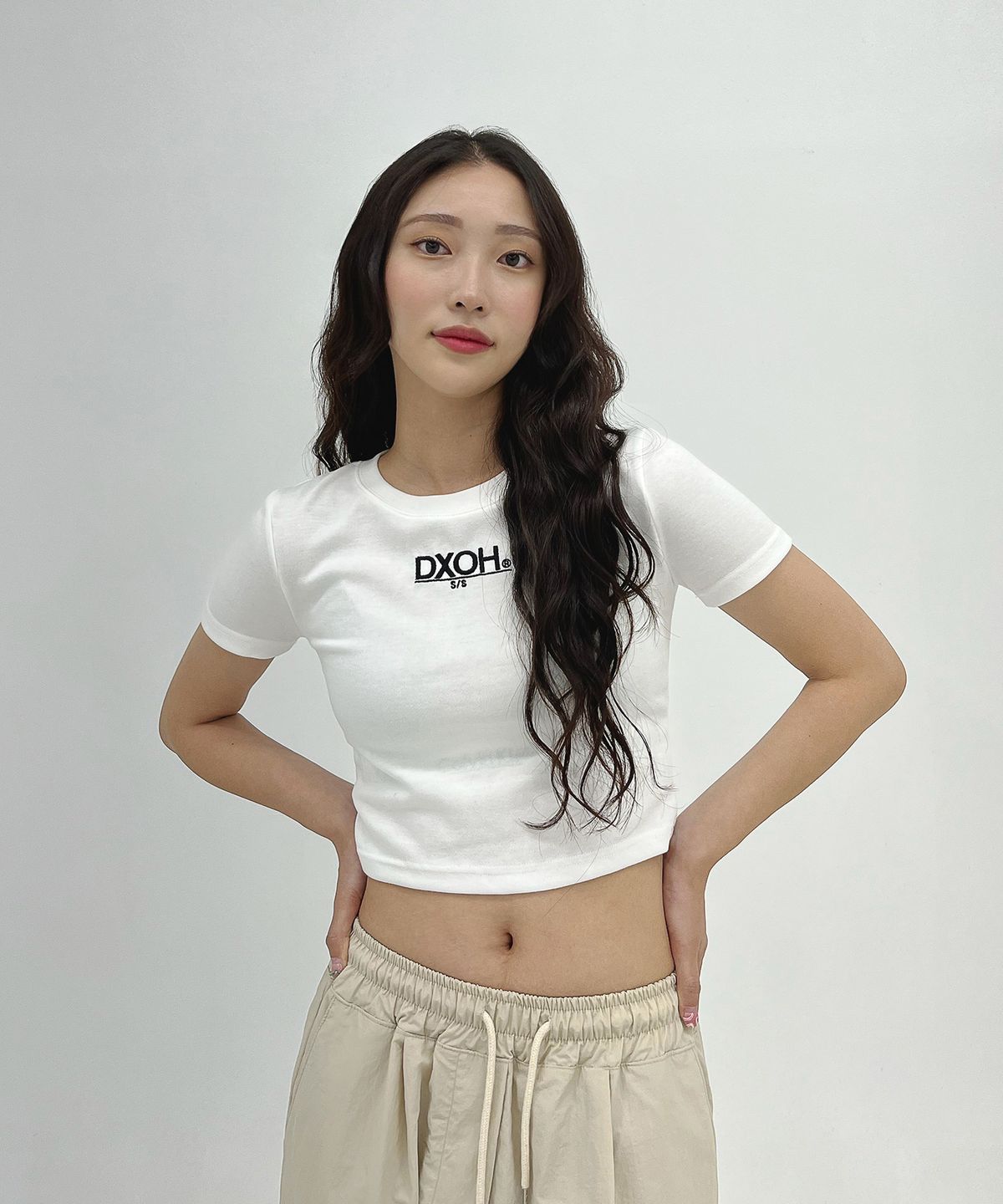 디쏘에이치(D.XO.H) ss 로고 크롭 [ 화이트 ]