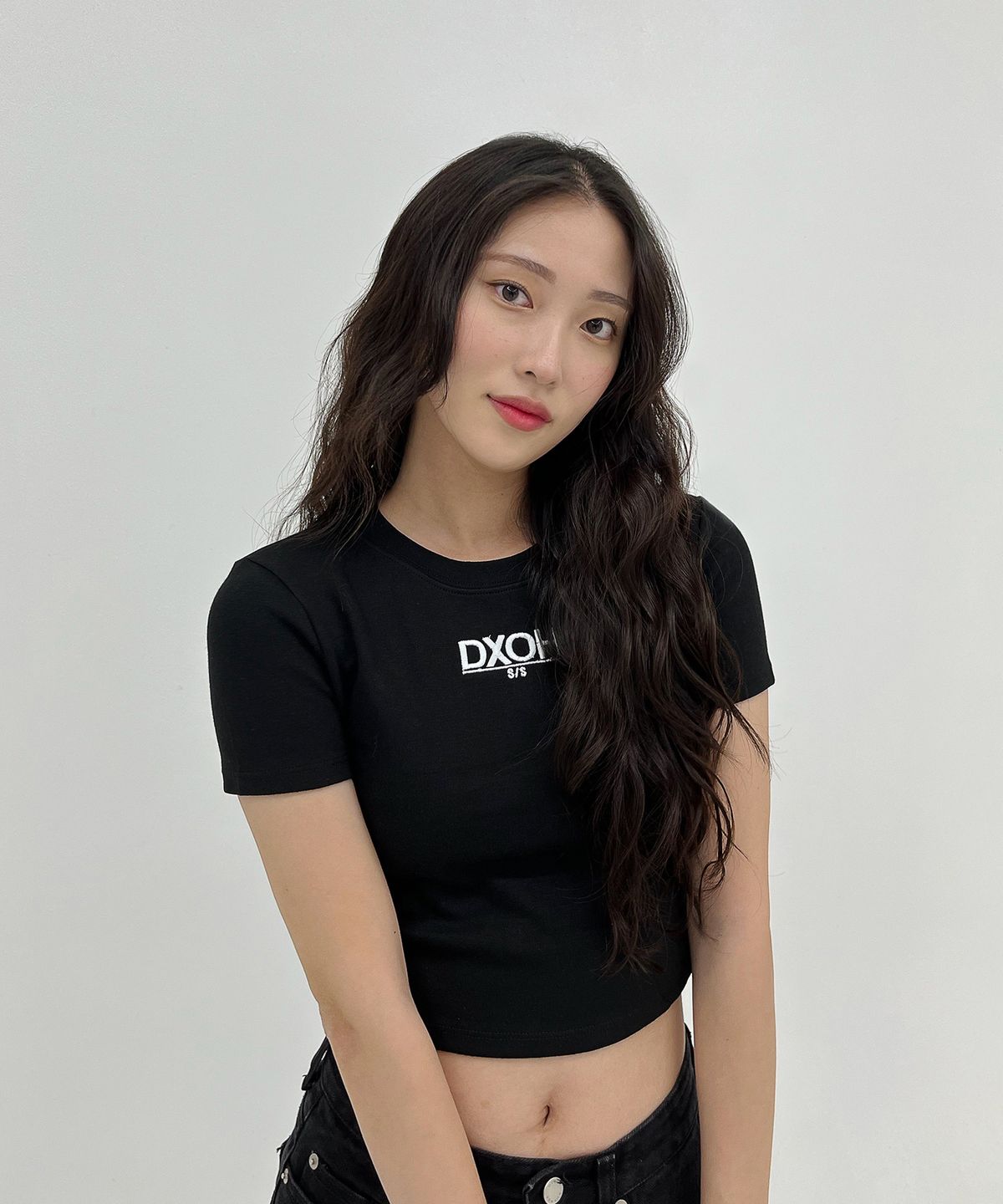 디쏘에이치(D.XO.H) ss 로고 크롭 [ 블랙 ]