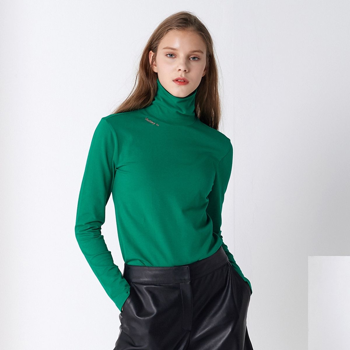 핀블랙(PINBLACK) BASIC LETTERING TURTLE-NECK GREEN