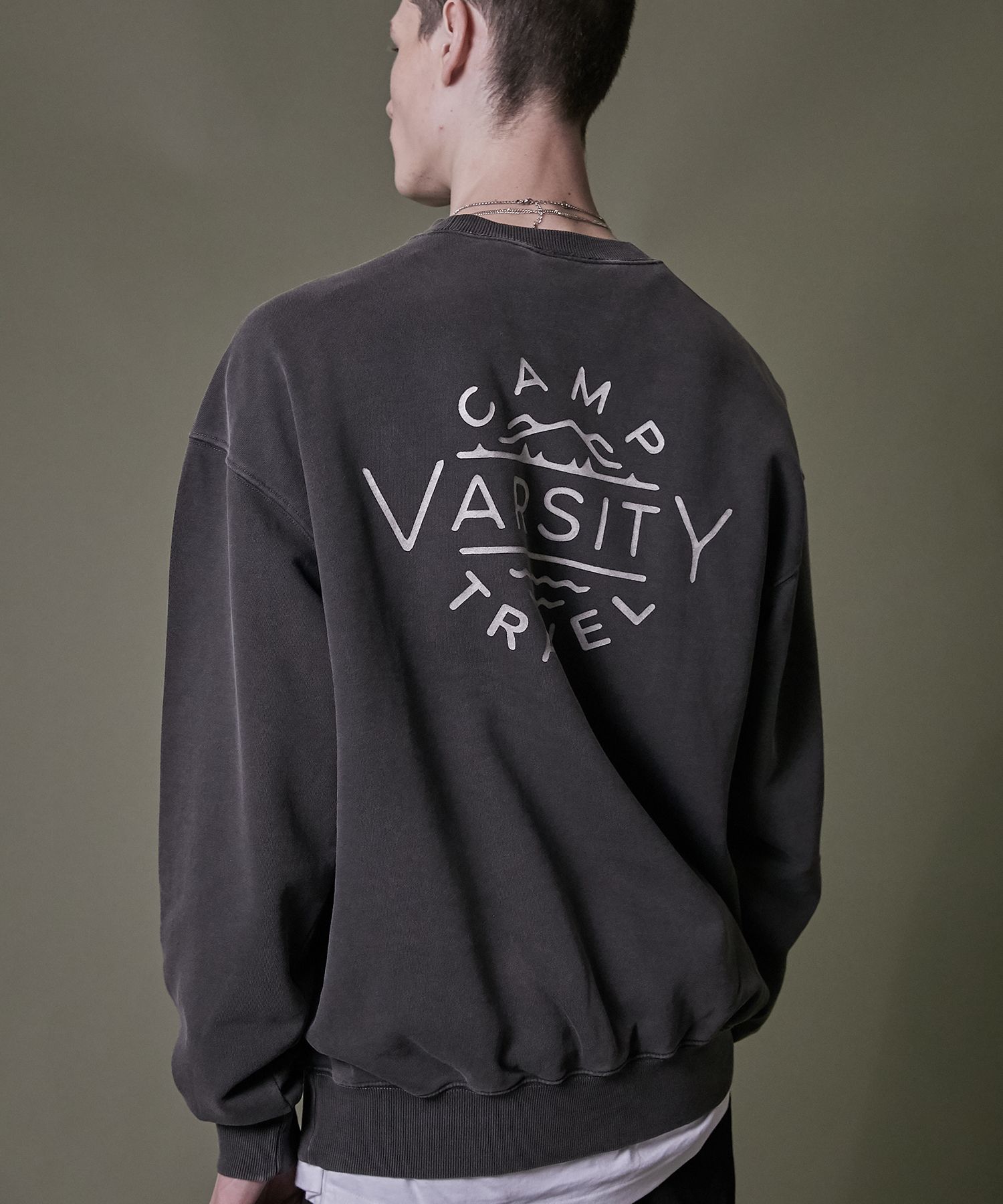 MUSINSA | TRAVEL CAMP VARSITY PIGMENT SWEATSHIRT BLACK CHARCOAL