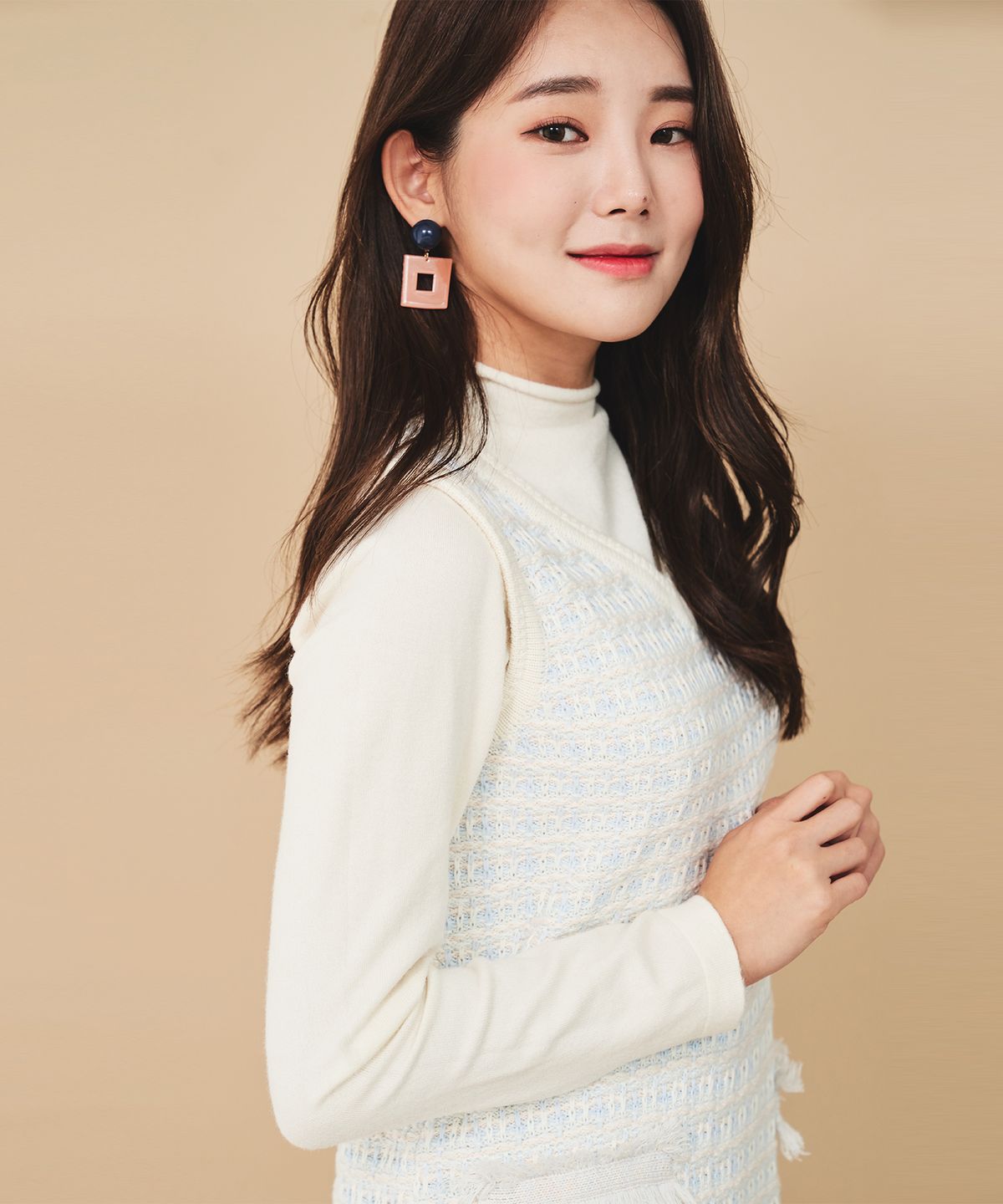 더 베리 띵(THE VERY THING) T/v-line knit one-piece_WH