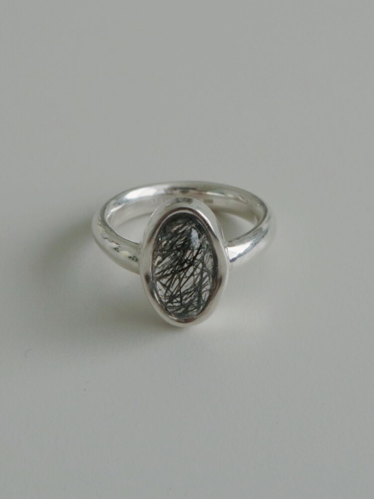 마호가니(MAHOGANI) BLACK QUARTZ ELLIPSE RING