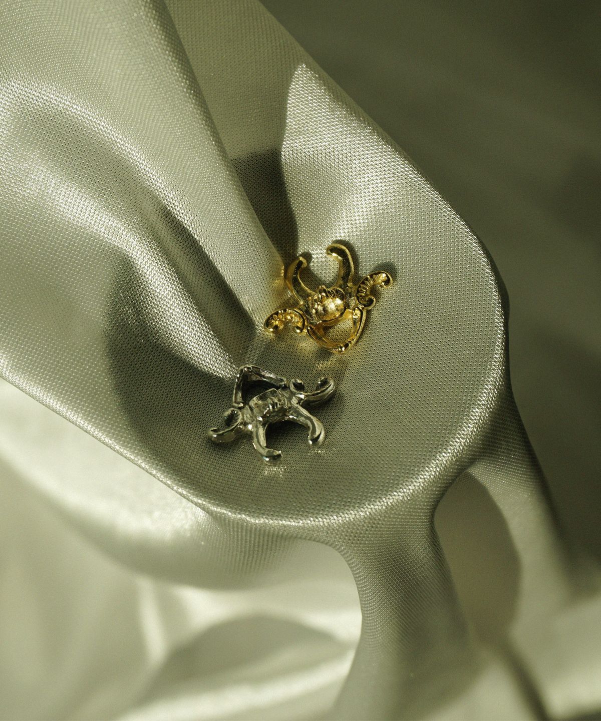 비자르 주얼리(BIZARRE JEWELRY) 컨페션 페이크 샙튬 피어스