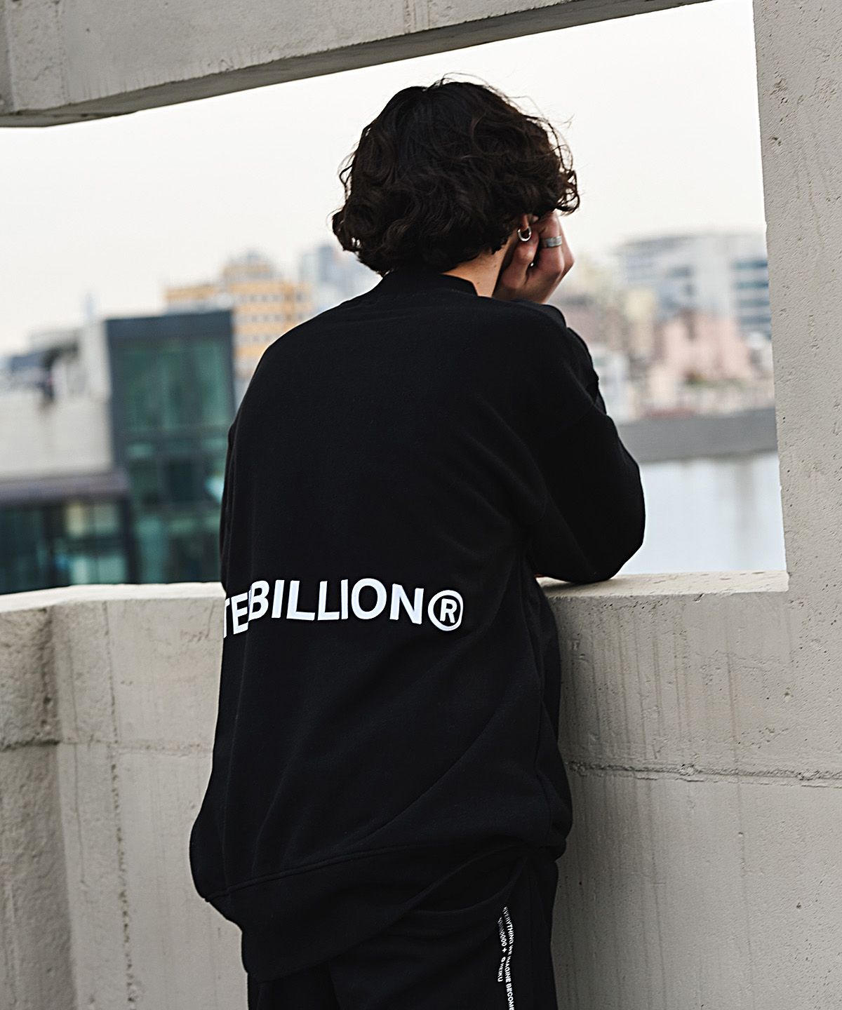레이쿠(REIKU) rk tenbillion neck mtm black 반목 맨투맨