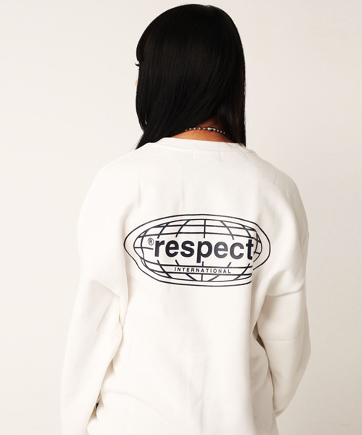 리스펙트(RESPECT) 인터네셔널 백로고 리스펙트 맨투맨 (화이트)