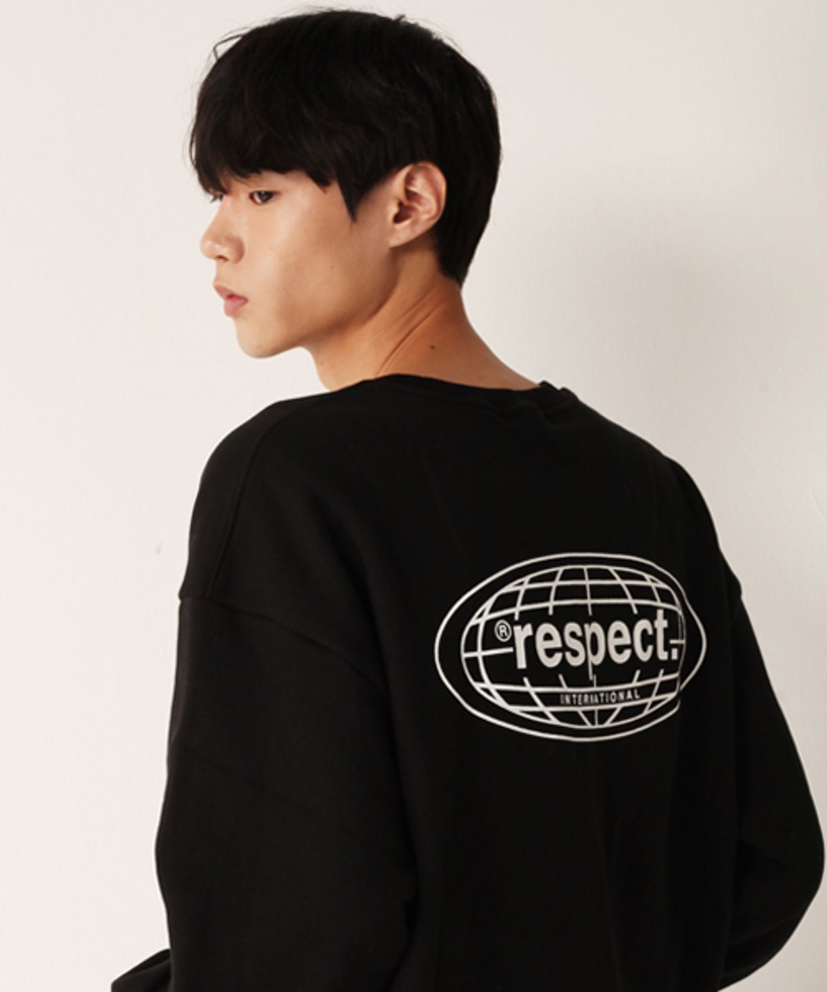 리스펙트(RESPECT) 인터네셔널 백로고 리스펙트 맨투맨 (블랙)