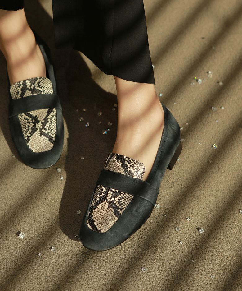 19B606 navy loafer