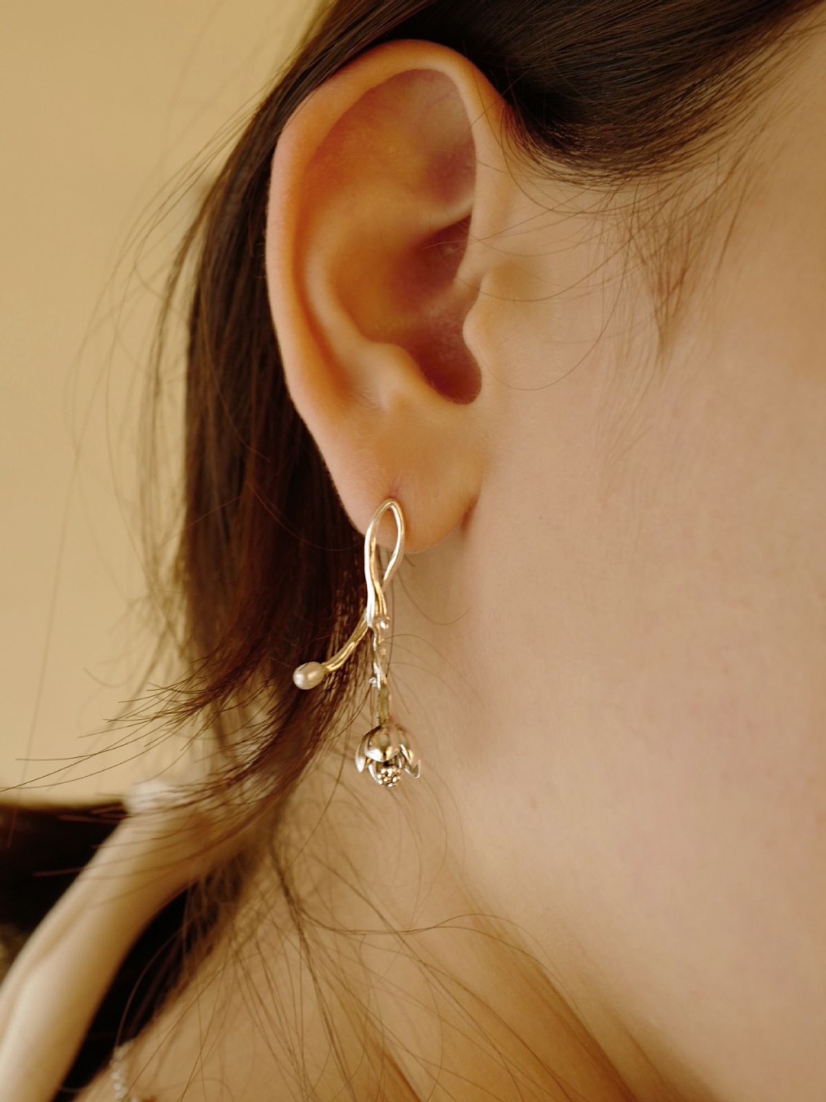 피오레(FIORE) camellia long drop earring