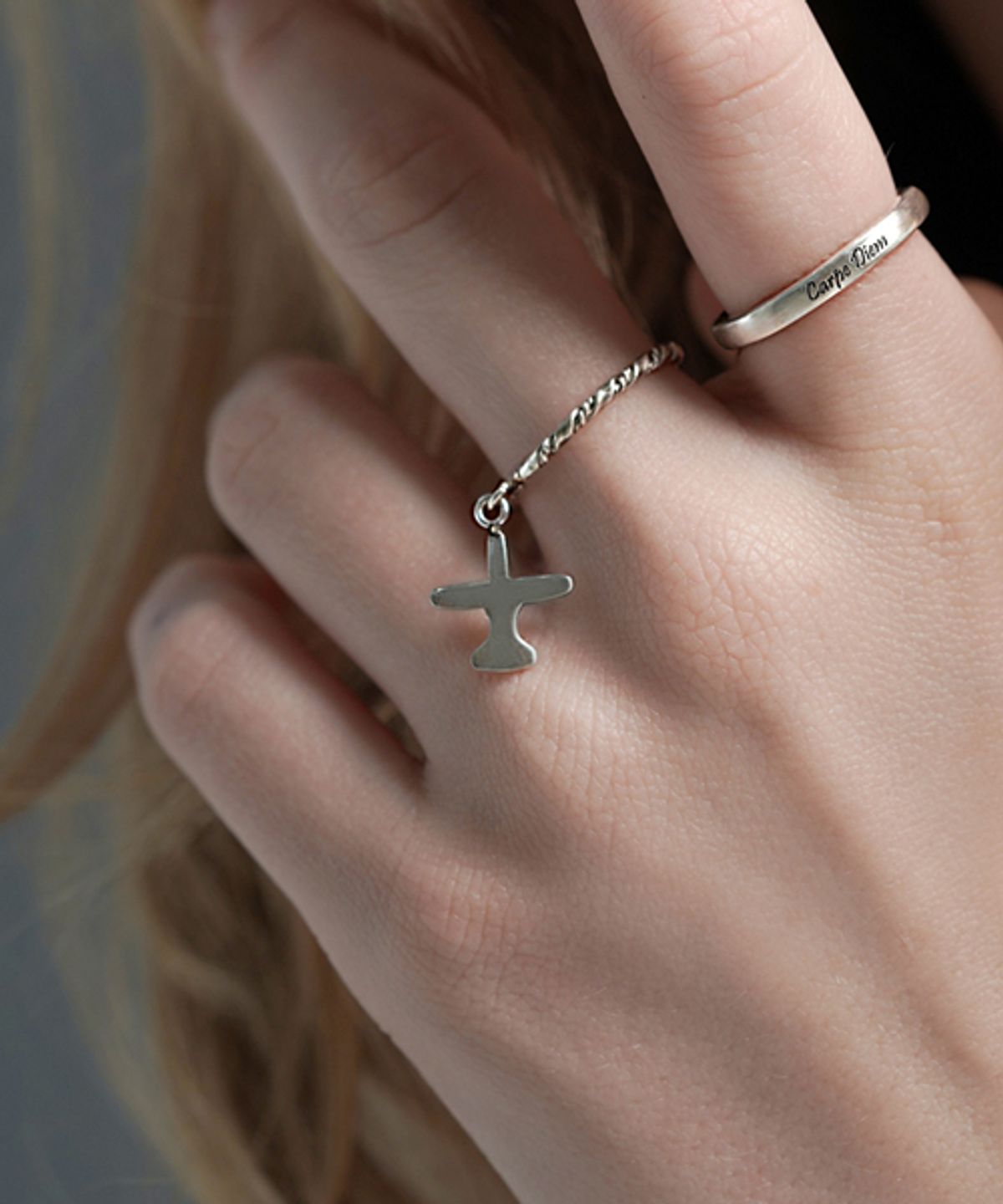 봉보(BONBEAU) Double twist airplane drop Ring 트위스트 링 달랑이 반지