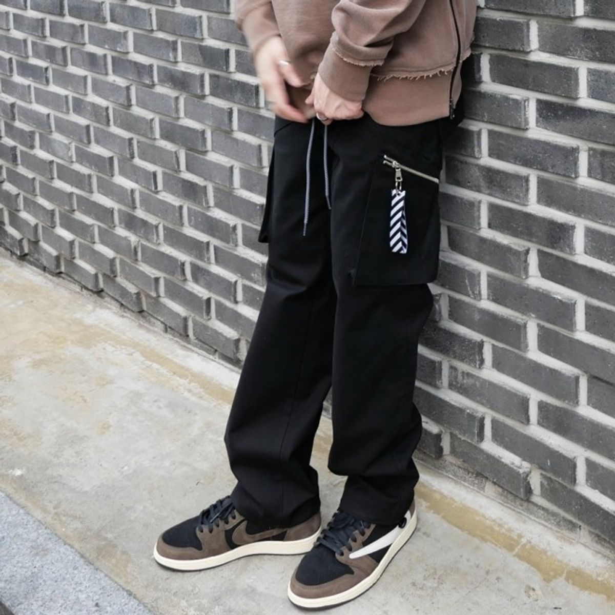 라울(LAUL) STRING ZIPPER CARGO PANTS  스트링 지퍼 카고 조거팬츠 블랙