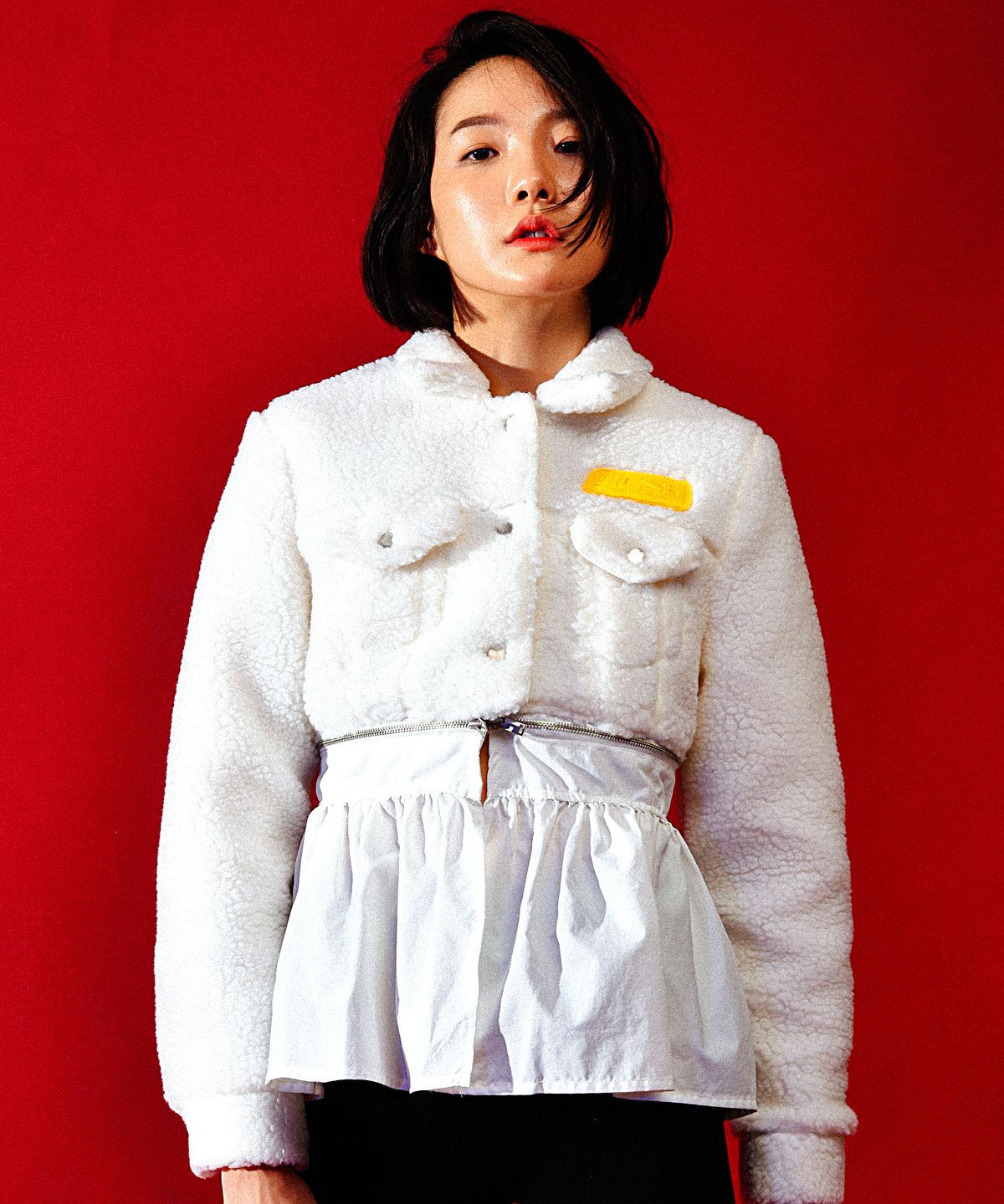 씨오엠이(COME) [WOMEN] Faux-Shearling Detachable Skirt Trucker Jacket (White)