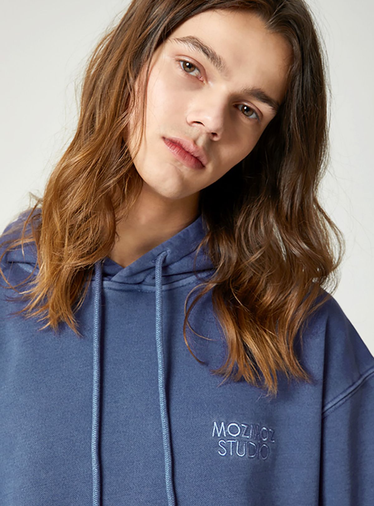 모즈모즈(MOZMOZ) 스몰 로고자수 피그먼트 후드 오버핏 네이비