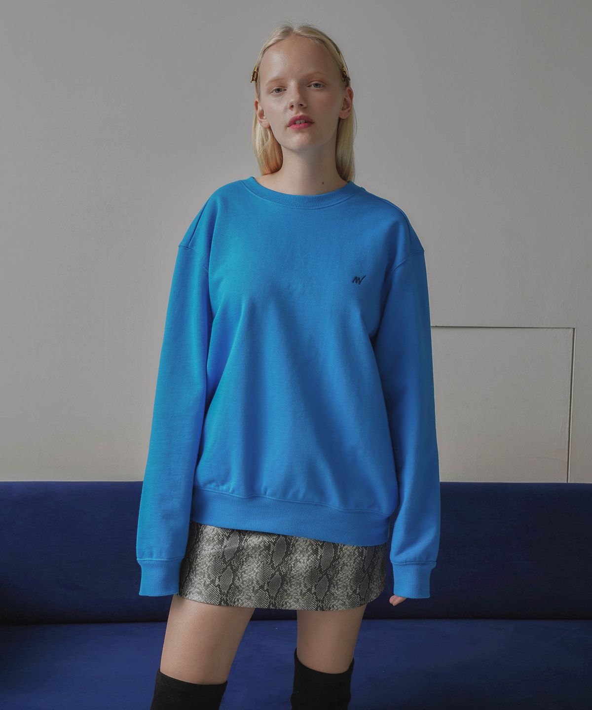 온느(ONNE) Snap Pointed Logo Sweatshirt Blue
