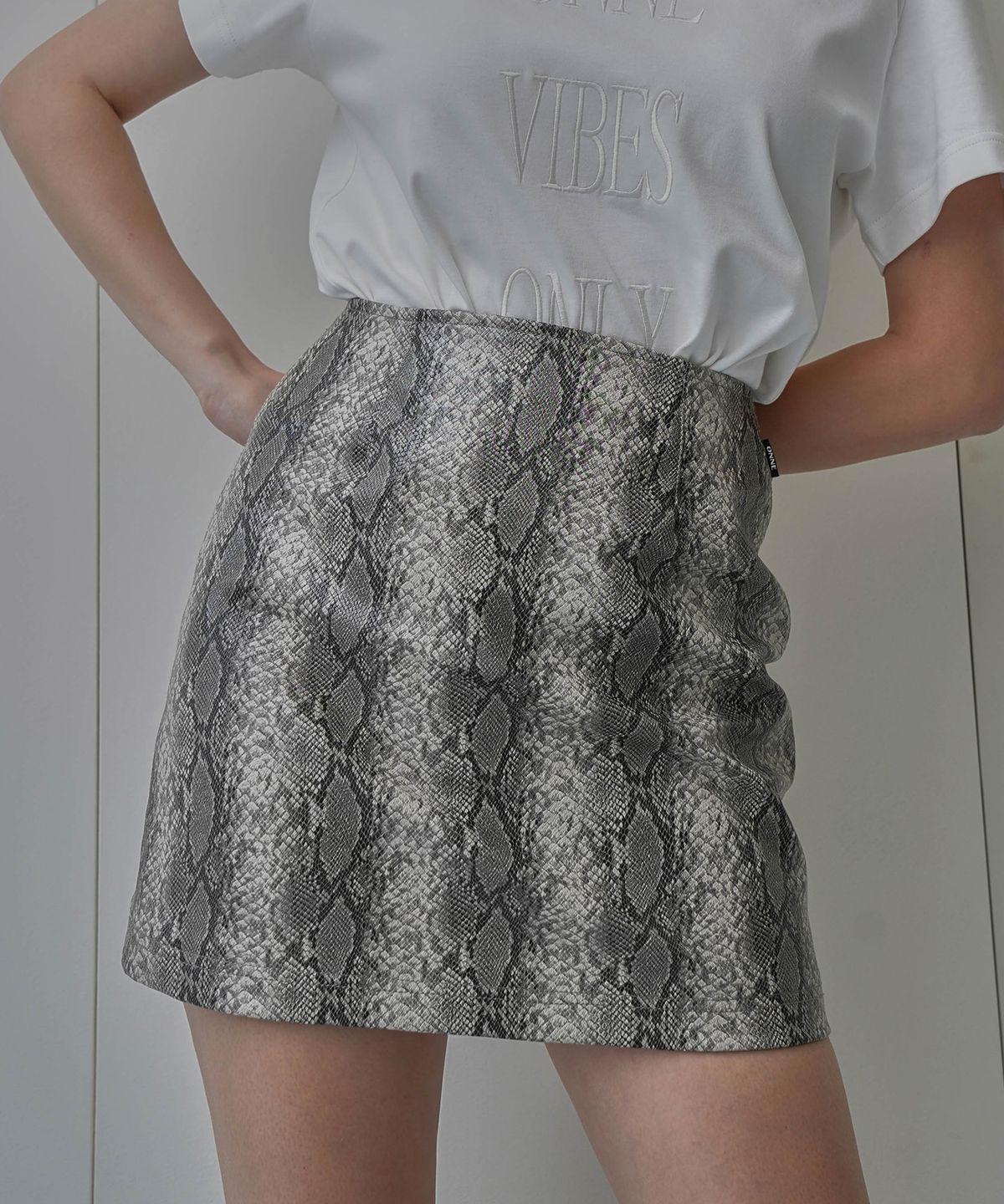 온느(ONNE) Python Faux Leather Skirt Grey
