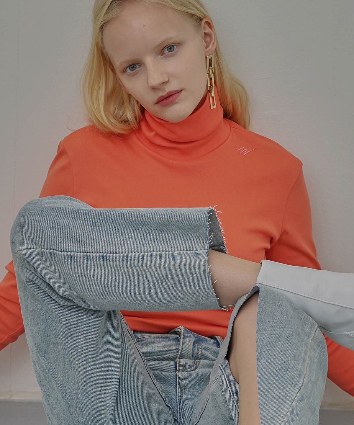 온느(ONNE) Slim Logo Turtleneck Coral