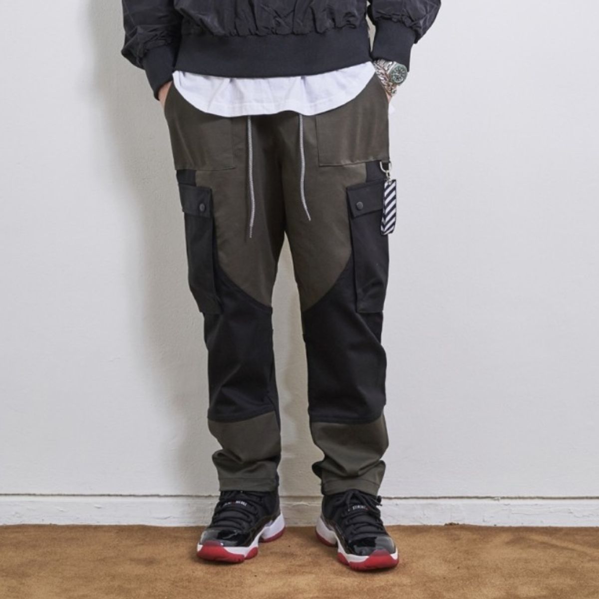 라울(LAUL) STRING TWOTONE CARGO PANTS BLACK&KHAKI 스트링 투톤 카고 조거팬츠 블랙&카키